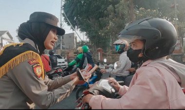 Polwan-Polres-Mojokerto-Berbagi-Coklat-Ajak-Masyarakat-Tertib-Lalu-Lintas